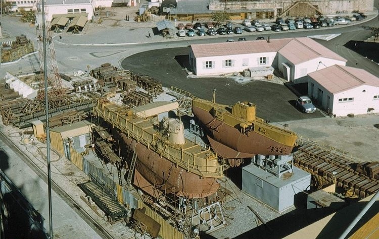 Батискафы "Архимед" (слева) и FNRS-3 (справа)