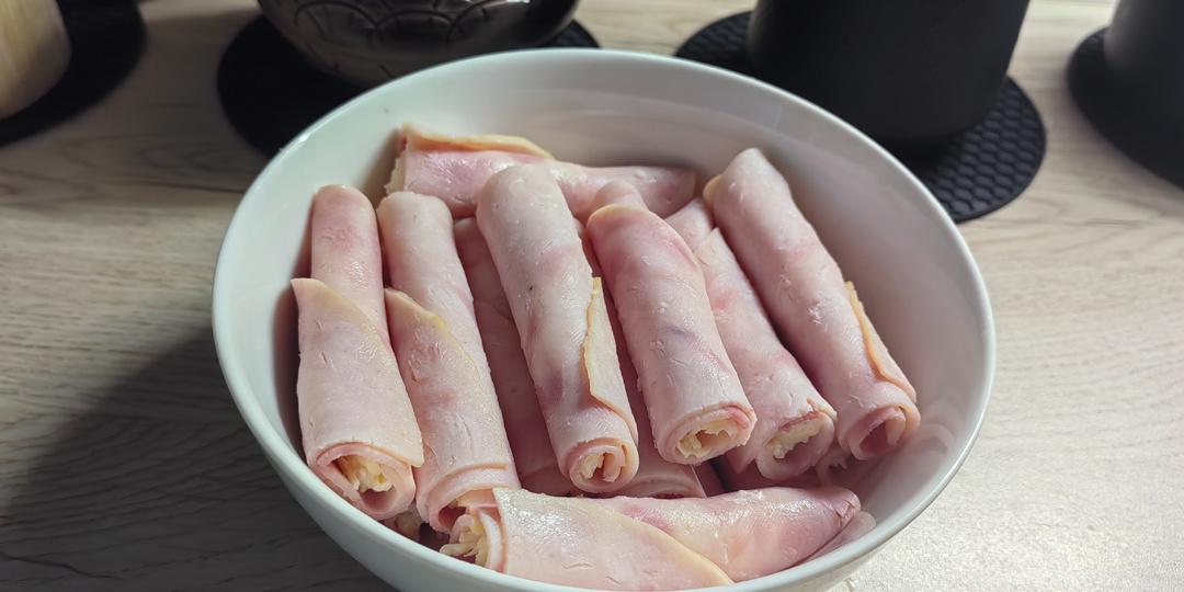 Собрать стол: салаты, рулетики с сыром, скумбрия в пряном рассоле, ленивая ачма