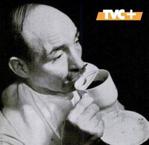 Джентельмен с усами показывает чашку в действии.