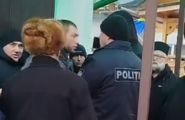    В Молдавии православные священники забаррикадировались в своём храме и не дали захватить его рейдерам