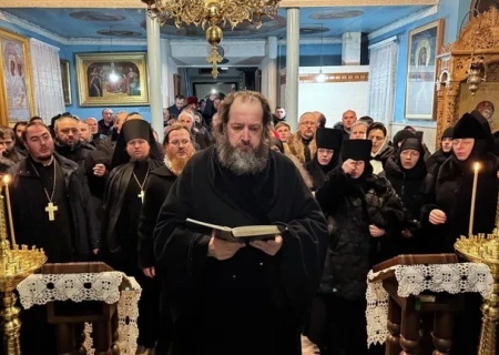    В Молдавии православные священники забаррикадировались в своём храме и не дали захватить его рейдерам