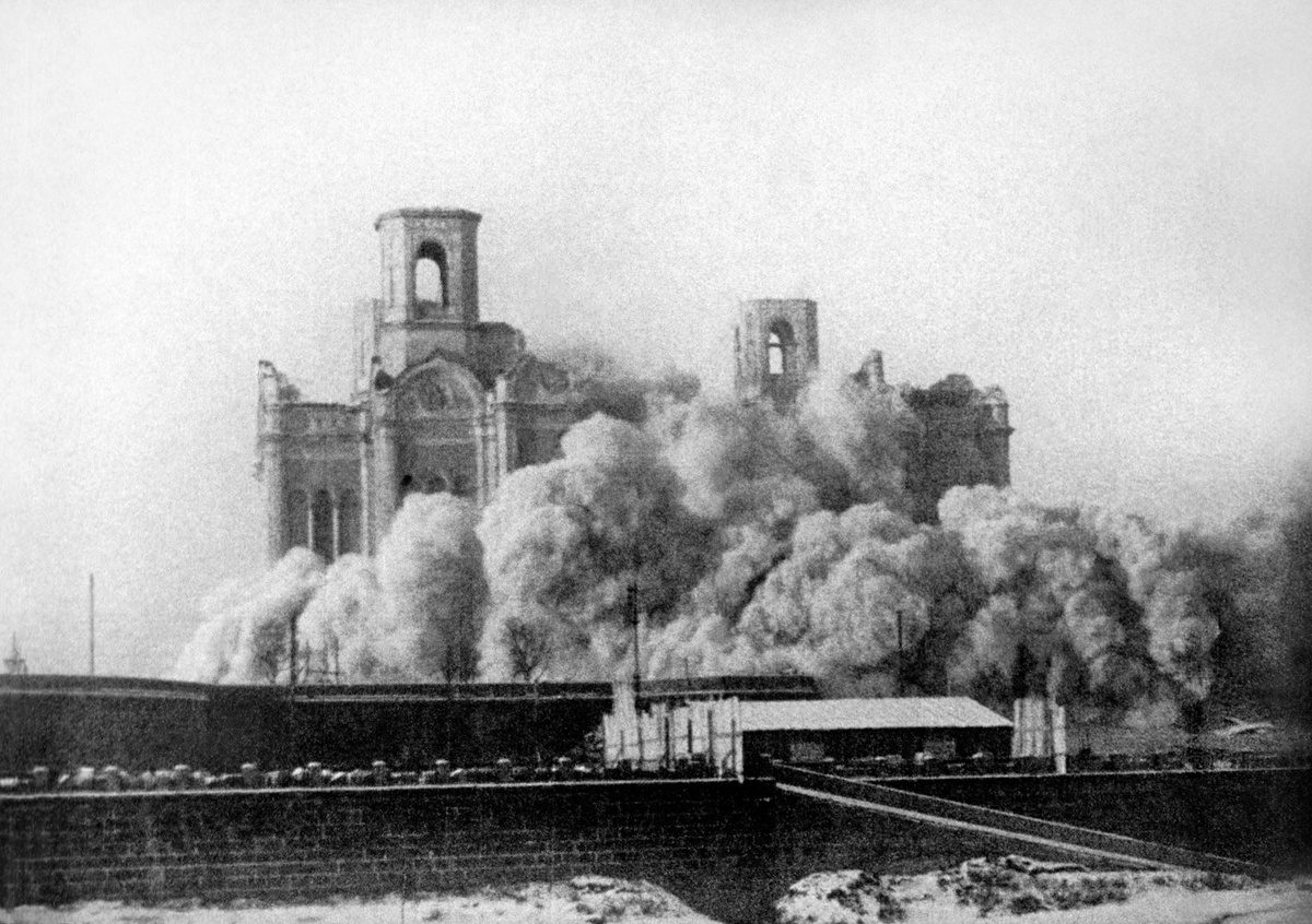    Взрыв храма Христа Спасителя на улице Волхонка в связи с реконструкцией города. 1931 год. /Репродукция ТАСС