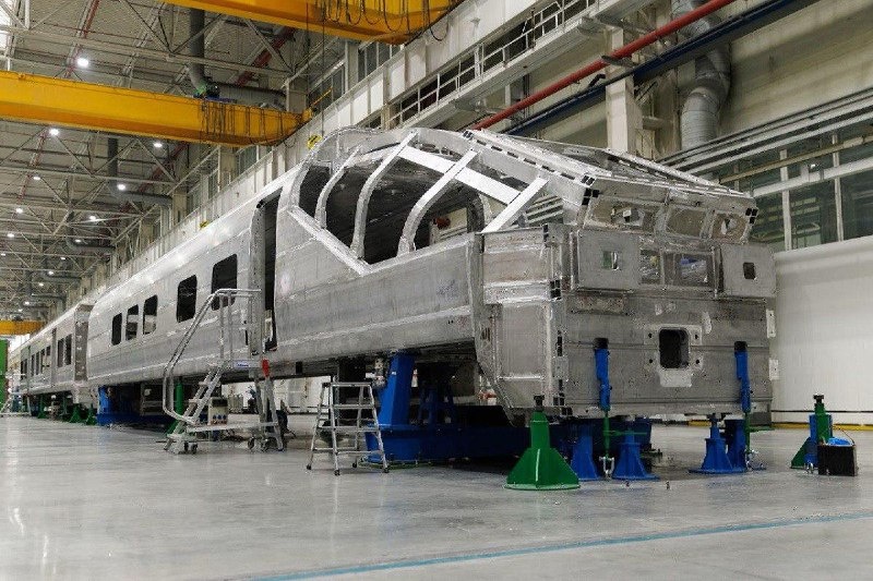 Завод "Уральские локомотивы" завершил ключевой этап создания отечественного высокоскоростного электропоезда — сварку кузовов головного моторного и второго немоторного вагонов. Фото: Группа Синара