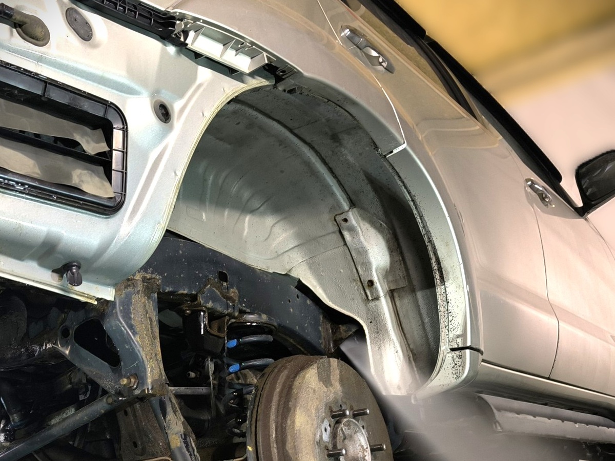 Демонтаж подкрылок, пыльников