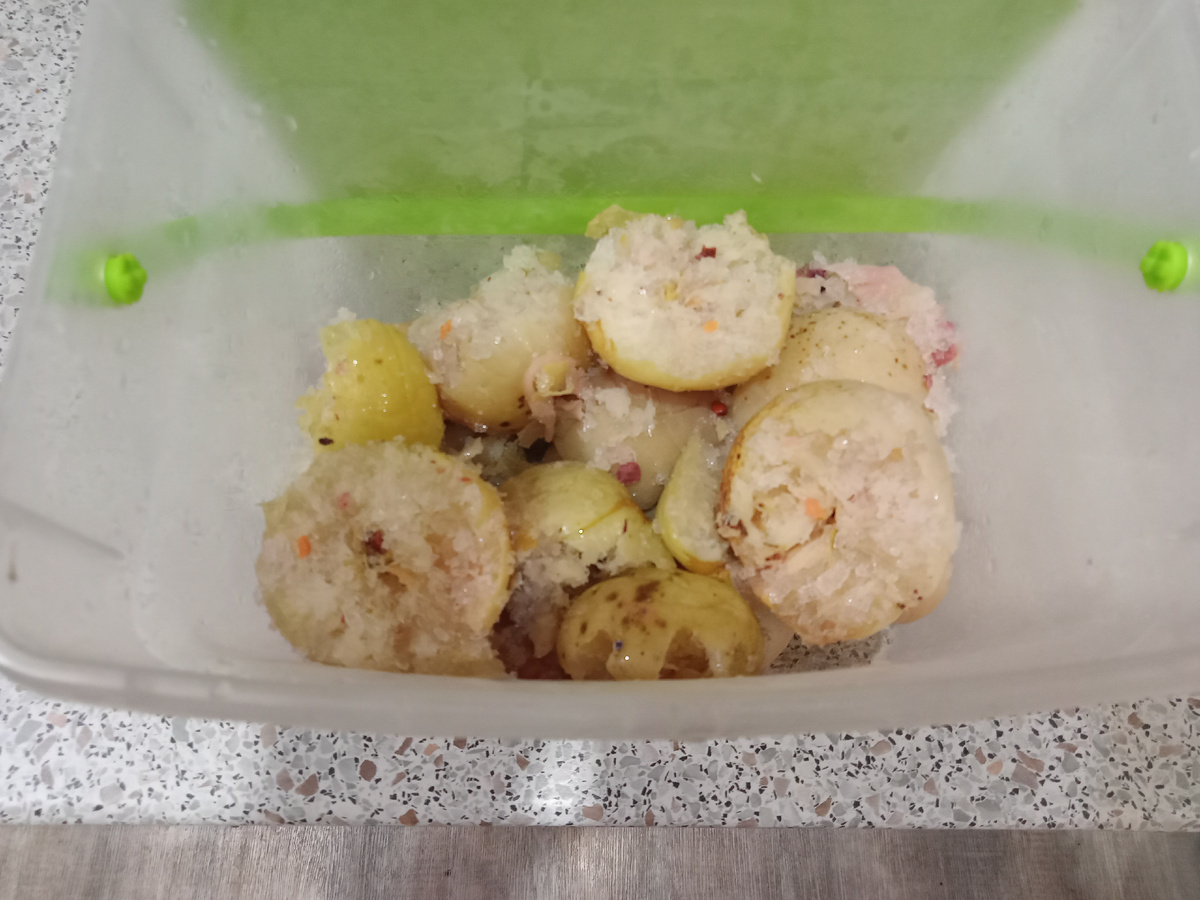 Яблоки тоже хранились на улице, лед еще не успел растаять.