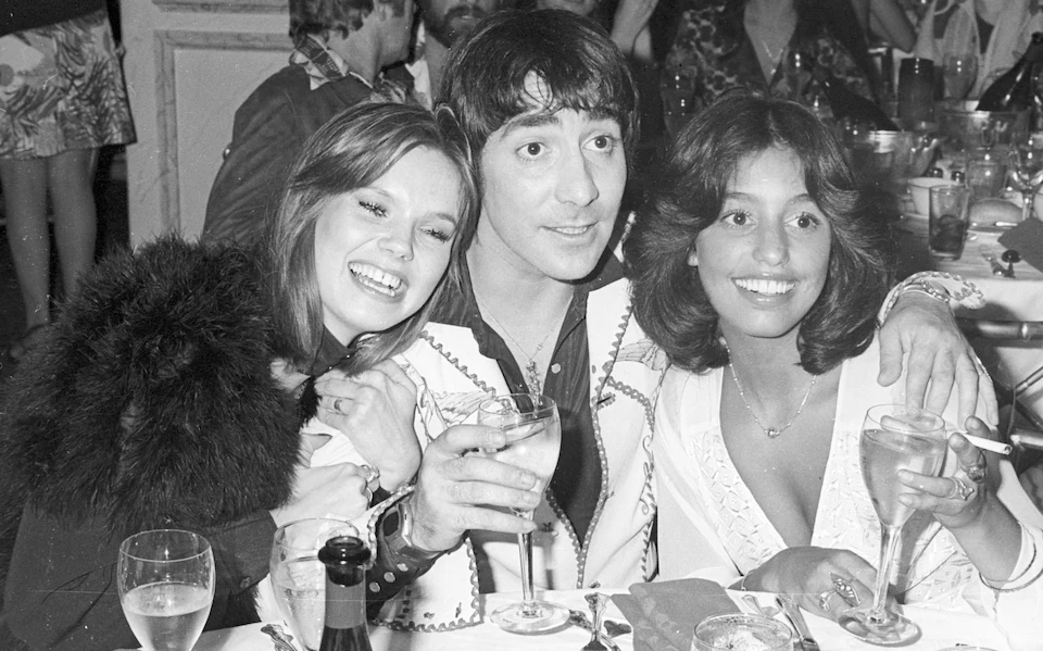 Мун празднует свой 28-й день рождения со своей девушкой Аннет Уолтер-Лакс (слева) и моделью Лори Мэддокс в отеле Beverly Wilshire в августе 1974 года. Фото: Michael Ochs Archives/Getty Images