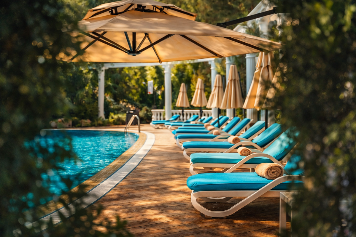 Бассейн с лежаками гостиничного комплекса "Благодать". 