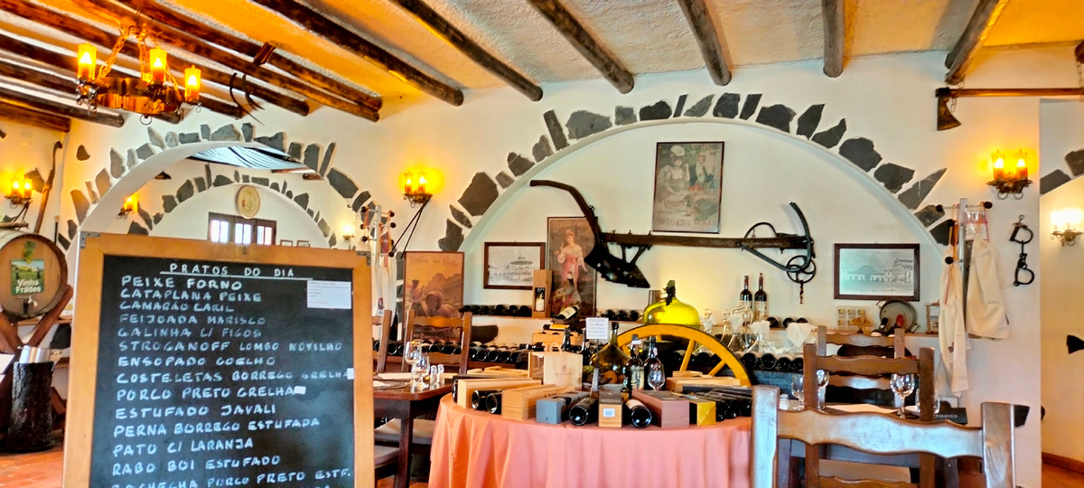 Вот так выглядит дизайн ресторана внутри