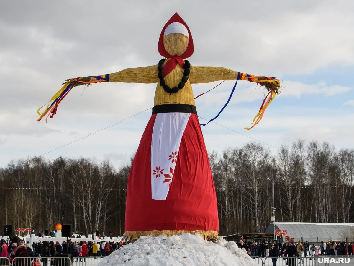     В РПЦ напомнили, что сжигание чучела на Массленицу — языческий обряд