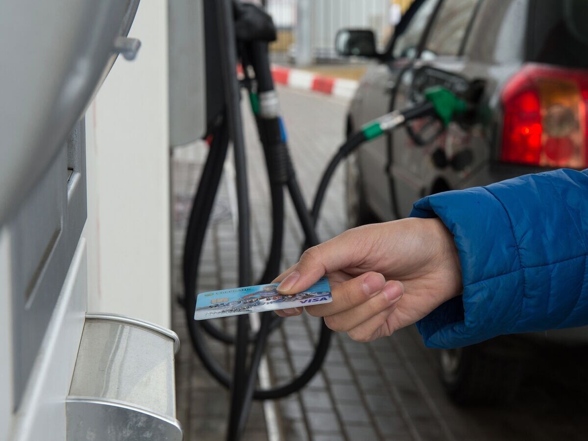    Оплата кредитной картой на автозаправочной станции в Москве© РИА Новости . Максим Блинов