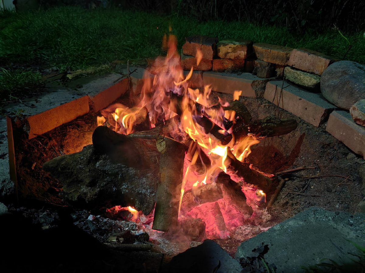 Отдохните от моих душных рассуждений и посмотрите на последний костер в 2025 году. 