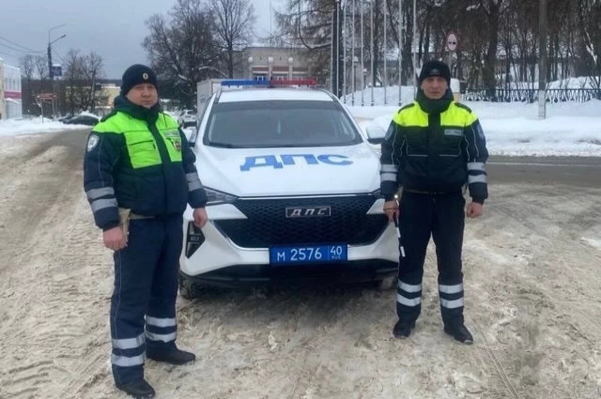   Калужские полицейские помогли водителю грузовика выбраться из снега