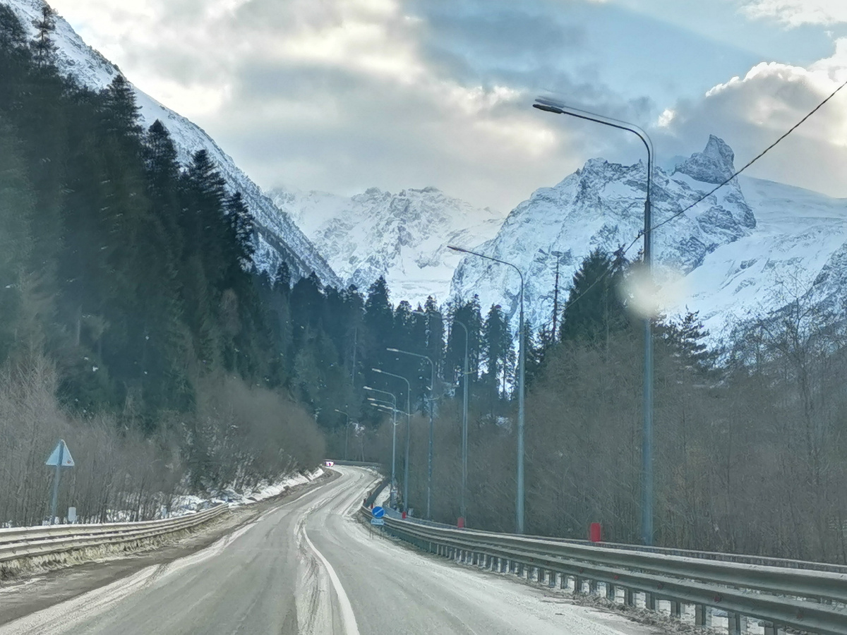 Дворники монотонно скрипели, пока мы не въехали в ущелье. А там мир перестал притворяться