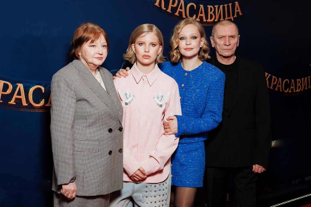     Юлия Пересильд с родителями и дочерью Марией