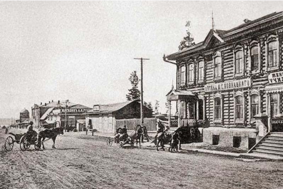 В деревянном двухъэтажном доме, рядом с магазином готового платья, находилась аптека Ковнацского на первом этаже. На втором этаже — городское женское училище