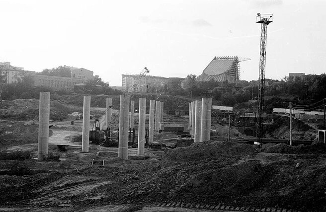 Первые сваи метро будущей станции «Октябрьская», а на заднем фоне виднеется здание ТЮЗа (в настоящий момент театр Глобус)