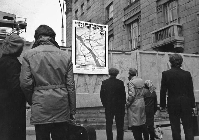 Долгое время места стройки метролиний были огорожены бетонными заборами