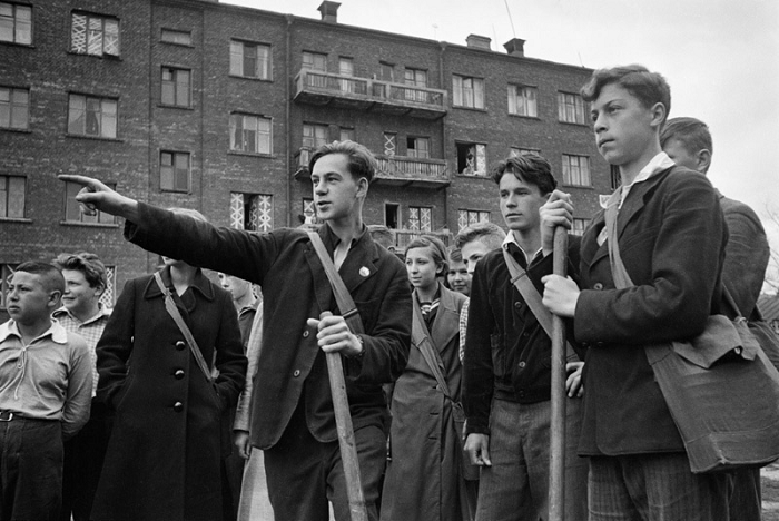 1941 год. Подростки, живущие в доме №14/19 по Новослободской улице, активно участвуют в подготовке противовоздушной и противохимической обороны. Сайт: История России в фотографиях