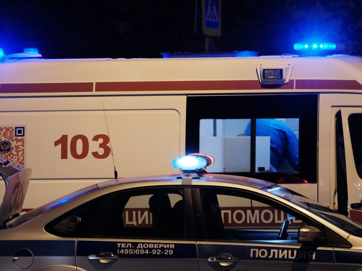    Автомобили полиции и скорой медицинской помощи на улице Москвы | © РИА Новости / Наталья Селиверстова