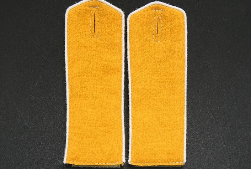 Погоны нижних чинов 9,10,11,12 гренадерских полков 3-й Гренадерской дивизии, желтое поле с белым кантом. Копия.