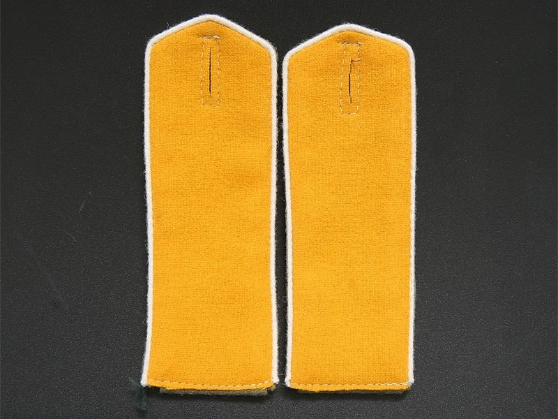 Погоны нижних чинов 9,10,11,12 гренадерских полков 3-й Гренадерской дивизии, желтое поле с белым кантом, Россия, копия. Описание: Погоны нижних чинов полков 3-й гренадерской дивизии в составе Императорской Армии. Качественное сукно. Оригинальные размеры соответствуют номерам ростов, принятым в русской императорской армии.
Полностью соответствует Краткому описанию походной формы обмундирования защитного цвета для нижних чинов всех частей войск гвардии и армии, объявленному в приказе по Военному Ведомству № 339 1913 год. 9-ый Гренадерский Сибирский Генерал-Фельдмаршала Вел. Кн. Николая Николаевича полк
10-ый Гренадерский Малороссийский Генерал-Фельдмаршала Графа Румянцева-Задунайского полк
11-ый Гренадерский Фанагорийский Генералиссимуса Князя Суворова, ныне Е.И.В.В.Кн. Дмитрия Павловича полк
12-ый Гренадерский Астраханский Императора Александра 3 полк. Ссылка: https://antikvariat.ru/catalog/pogony-nizhnikh-chinov/pogony-nizhnikh-chinov-9-10-11-12-grenaderskikh-polkov-3-y-grenaderskoy-divizii-zheltoe-pole-s-belym-kantom-rossiya-kopiya/
