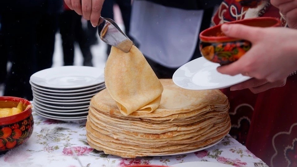 Россиянам рассказали, с чем опасно сочетать блины