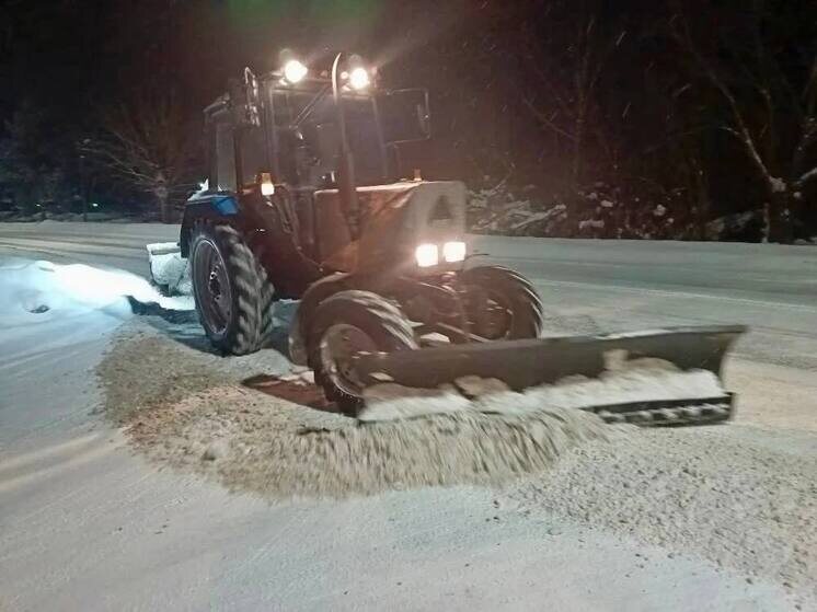     В городе будет задействовано 7 единиц техники. Фото: telegram-канал главы Старорусского муниципального округа Елены Комаровой