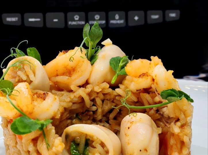 Паэлья с морепродуктами в аэрогриле: шафран, правильный рис и непередаваемый вкус