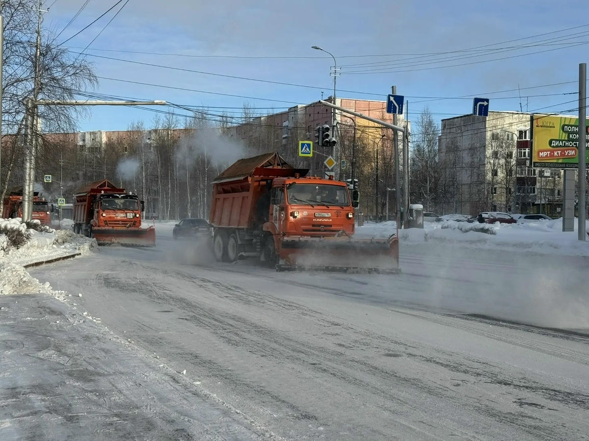    В Сургуте дорожные службы Сургута работают в усиленном режиме