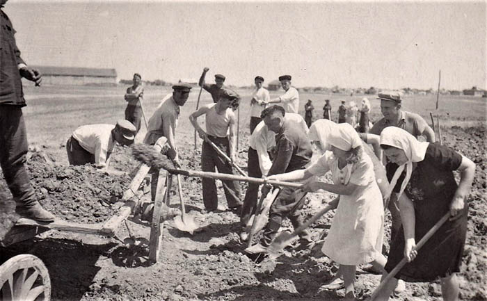 Земляные работы по сооружению гребли на Чепраке. Ориентировочно, 1958 г.