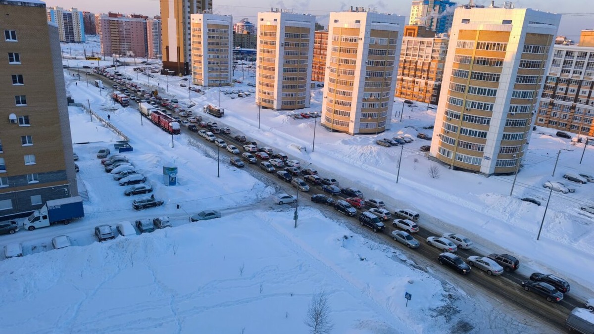 Улица Севастопольская, начало февраля. Шесть полос превратились в три. По краям проезжей части несколько месяцев без движения стоят грузовики и «Газель». С самого начала зимы снегоуборщики их объезжали, формируя снежный вал. Вторым рядом стали парковаться легковушки. Вуаля! Фото: Денис Тюркин I Столица С
