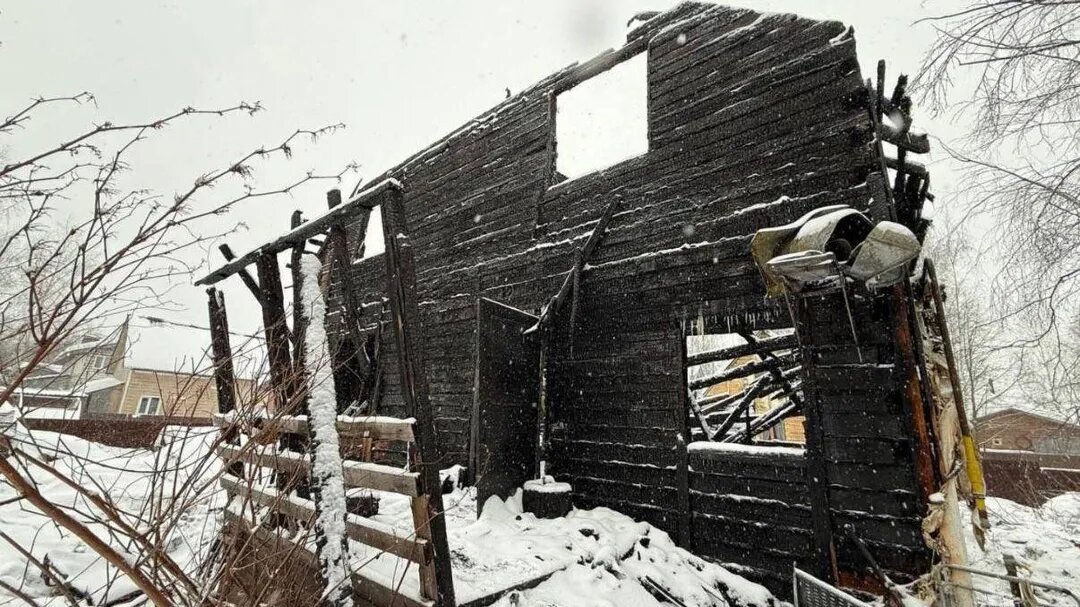    Пожар в деревне Бабкино унес жизнь 8-летнего мальчика, которого не смогла найти в дыму сестра