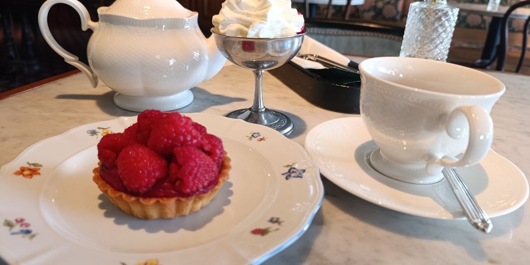 Дом книги. Кафе RENE. Малиновый завтрак.