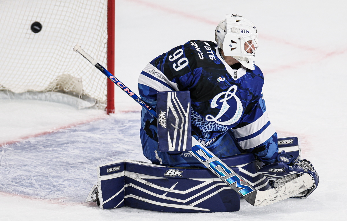    Вратарь "Динамо" Максим Моторыгин  Сергей Савостьянов/ТАСС