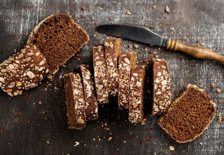 В основе калужского десерта — ржаные сухарики.