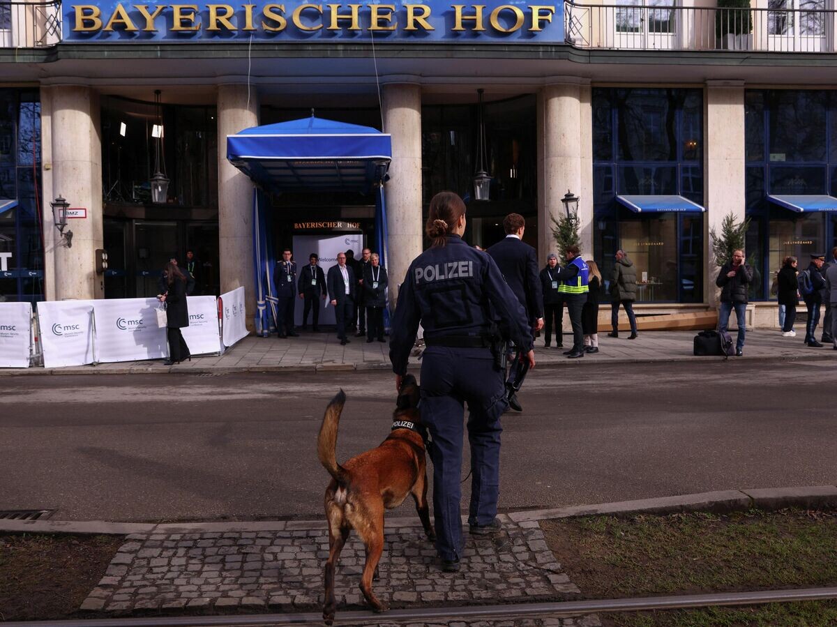    Полиция на территории возле отеля Bayerischer Hof, где проходит ежегодная Мюнхенская конференция по безопасности | © REUTERS / Thilo Schmuelgen