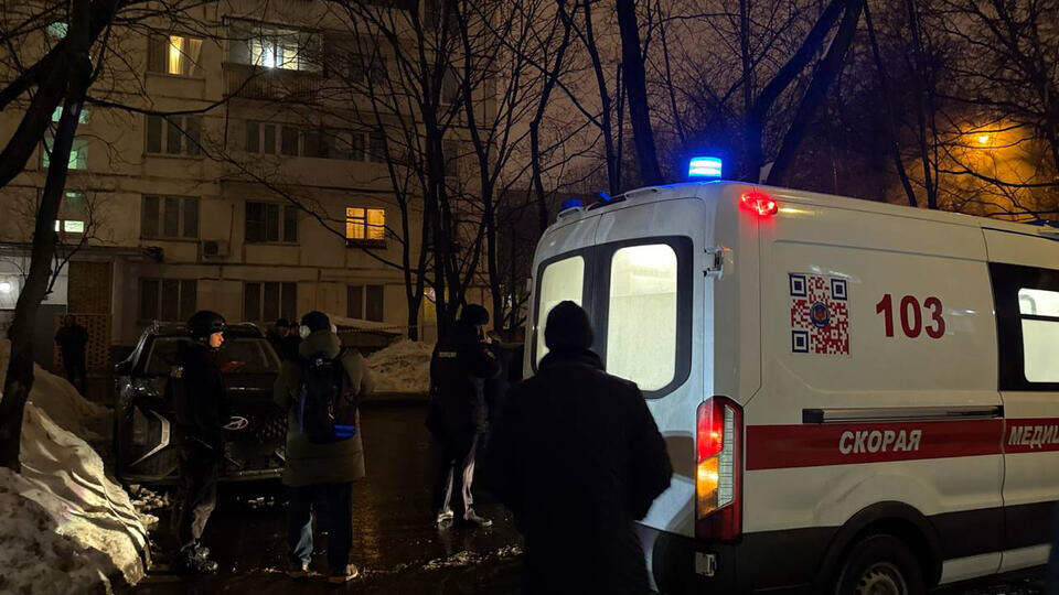    Ребенок погиб при сходе снега с дома в Москве ИЗВЕСТИЯ