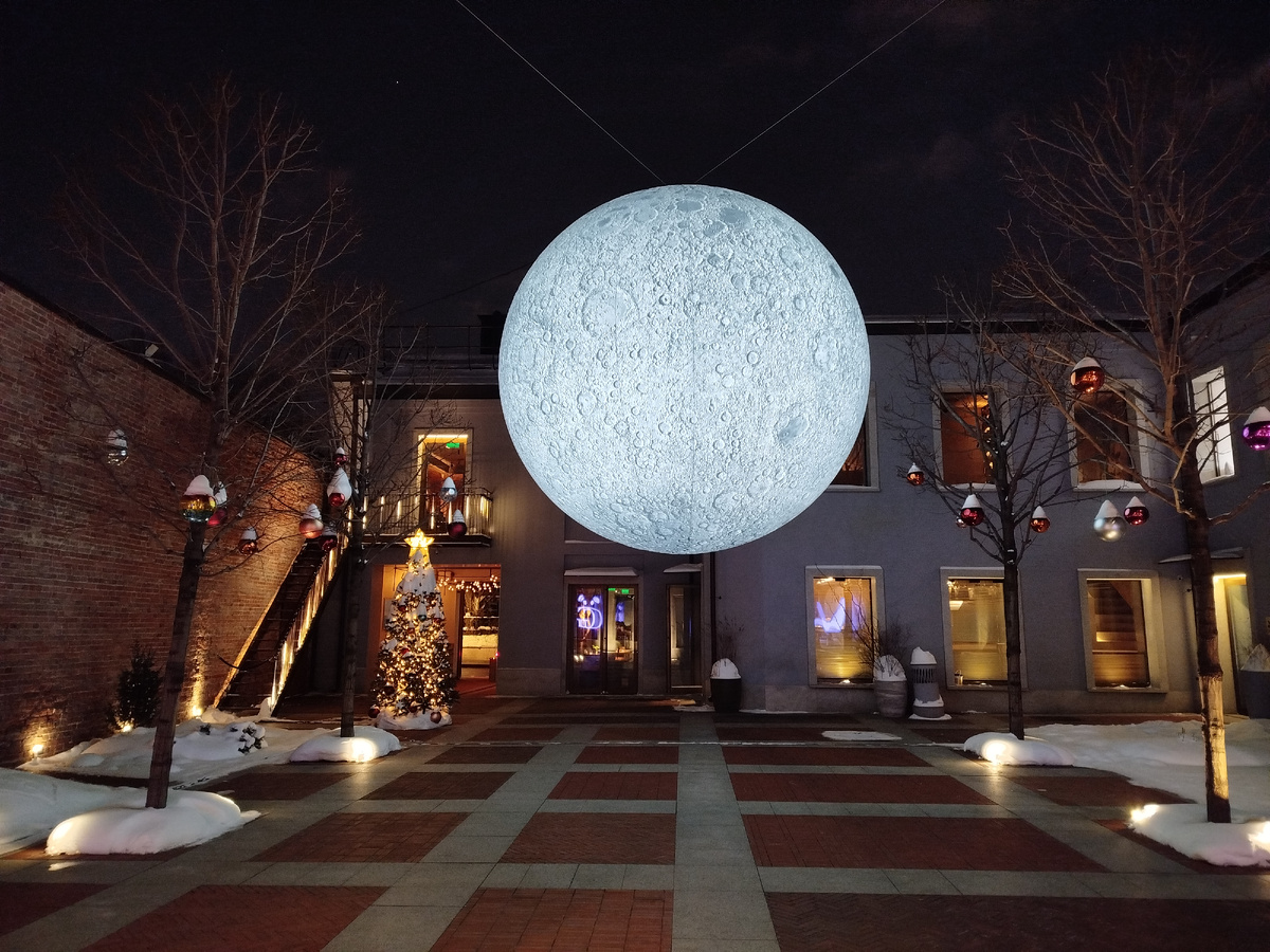 Арт-объект "Дотянуться до Луны". Москва. Фото автора статьи 