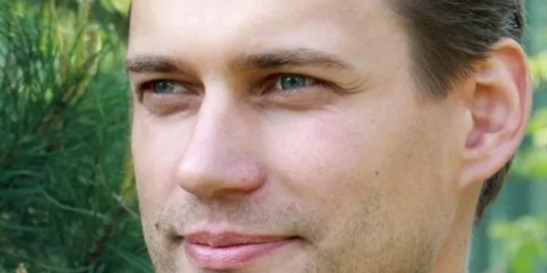 Обаятельный актёр, от которого веет положительной энергетикой, а также счастливый семьянин и многодетный папа, женившийся ещё в студенчестве