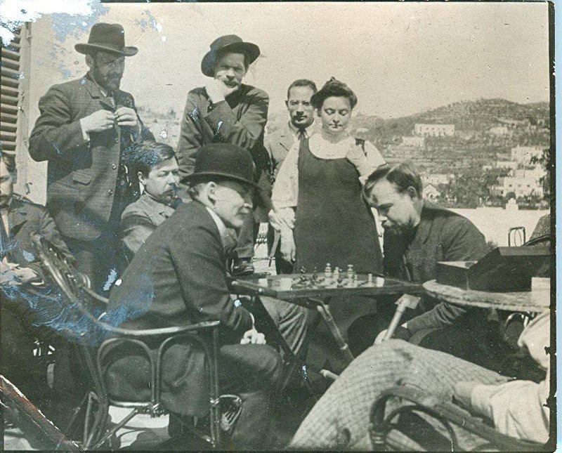 Фотография. В. И. Ленин в гостях у А. М. Горького играет в шахматы с А. А. Богдановым. Ю. А. Желябужский. 23-30 апреля 1908 г.