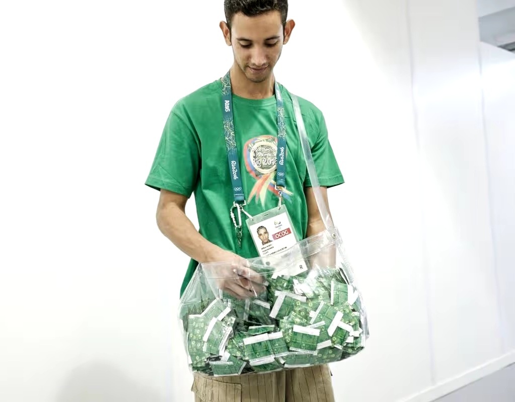 Сотрудник пополняет запасы презервативов на Олимпиаде в Рио-де-Жанейро в 2016 году. Фото: AFP через Getty Images.