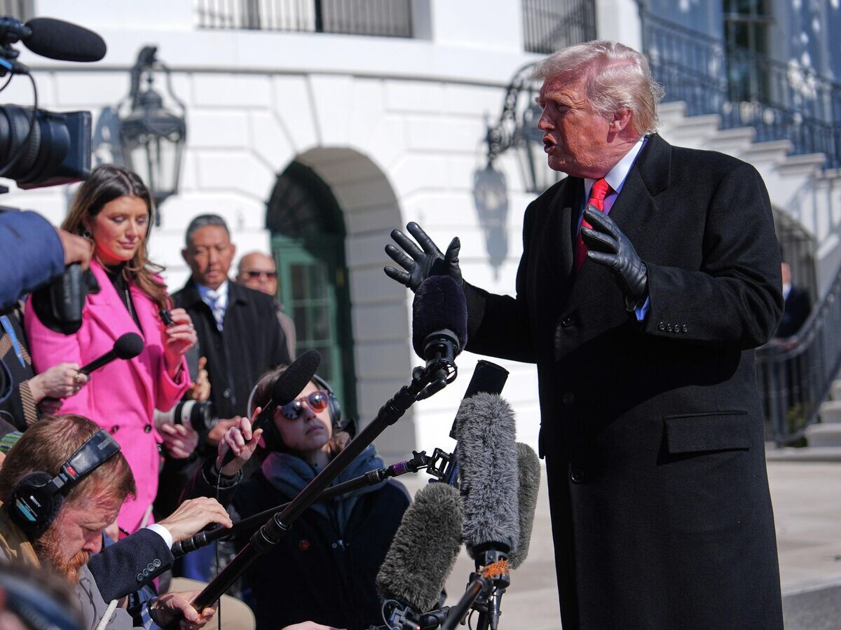    Президент США Дональд Трамп беседует с журналистами | © AP Photo / Evan Vucci