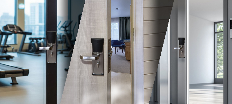Несколько дверей с электронными ручками: номер, общая зона и служебное помещение в гостинице.