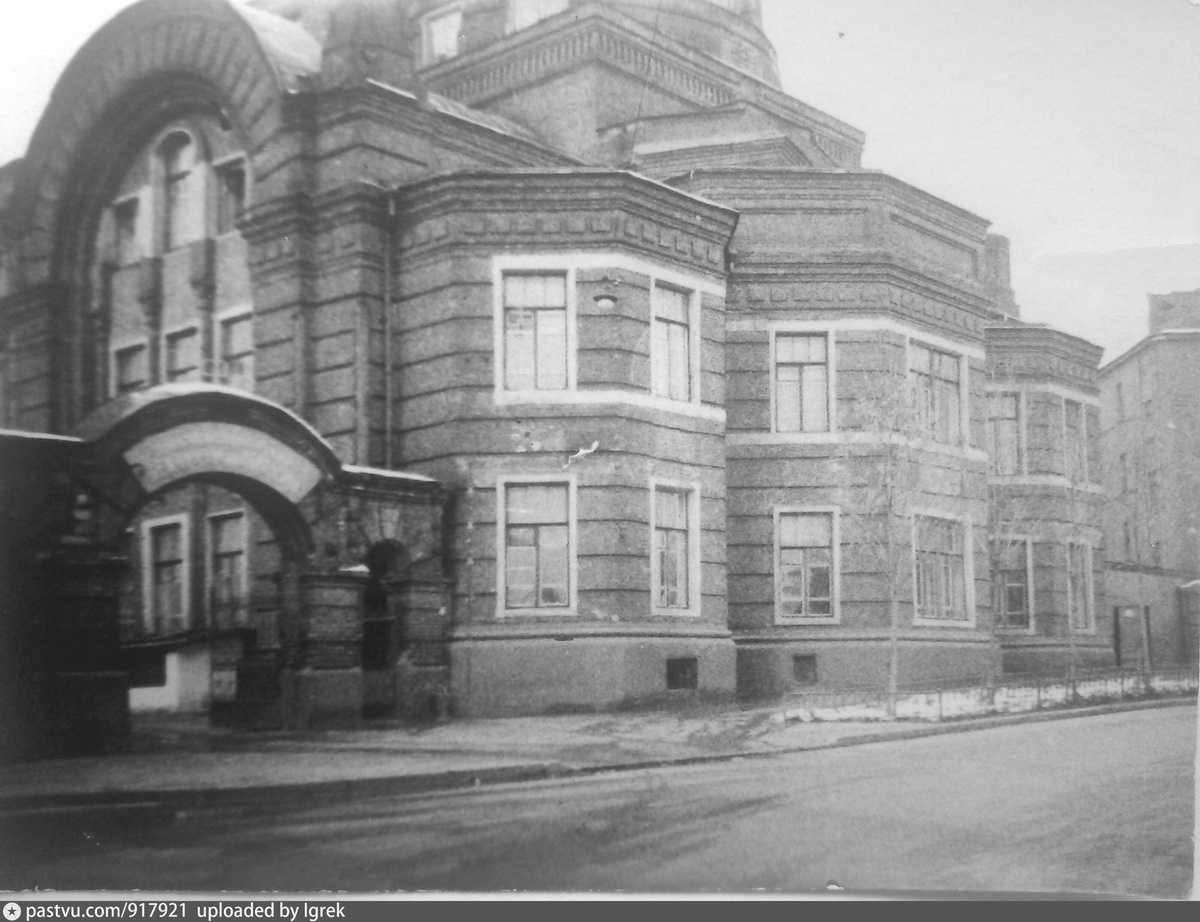 Большая Грузинская, 13. В этом здании находился Московский электромеханический техникум им. Л.Б. Красина. Теперь в задней части здания, где располагались мастерские, восстановлена церковь. Фото А. Л. Левина.