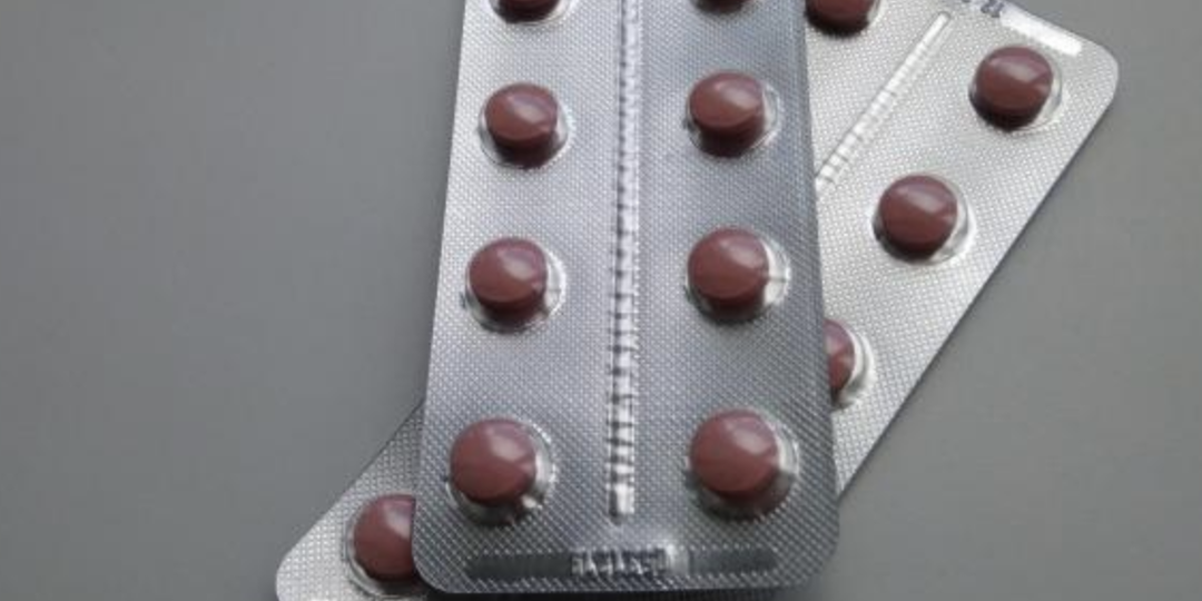 «Диклофенак в таблетках очень опасен, лучше мази, свечи или уколы»: что ответили врачи