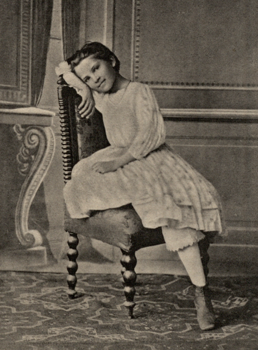 Маша в детстве. 