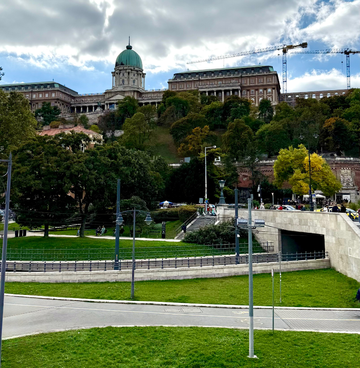 Виднеется Будайская крепость и здесь все красиво