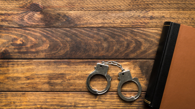 Фото: https://ru.freepik.com/free-photo/frame-with-book-handcuffs-copy-space_5128181.htm#fromView=search&page=1&position=8&uuid=08491879-2ed1-4f8f-b13d-beca7f121700&query=%D0%BD%D0%B0%D1%80%D1%83%D1%87%D0%BD%D0%B8%D0%BA%D0%B8+