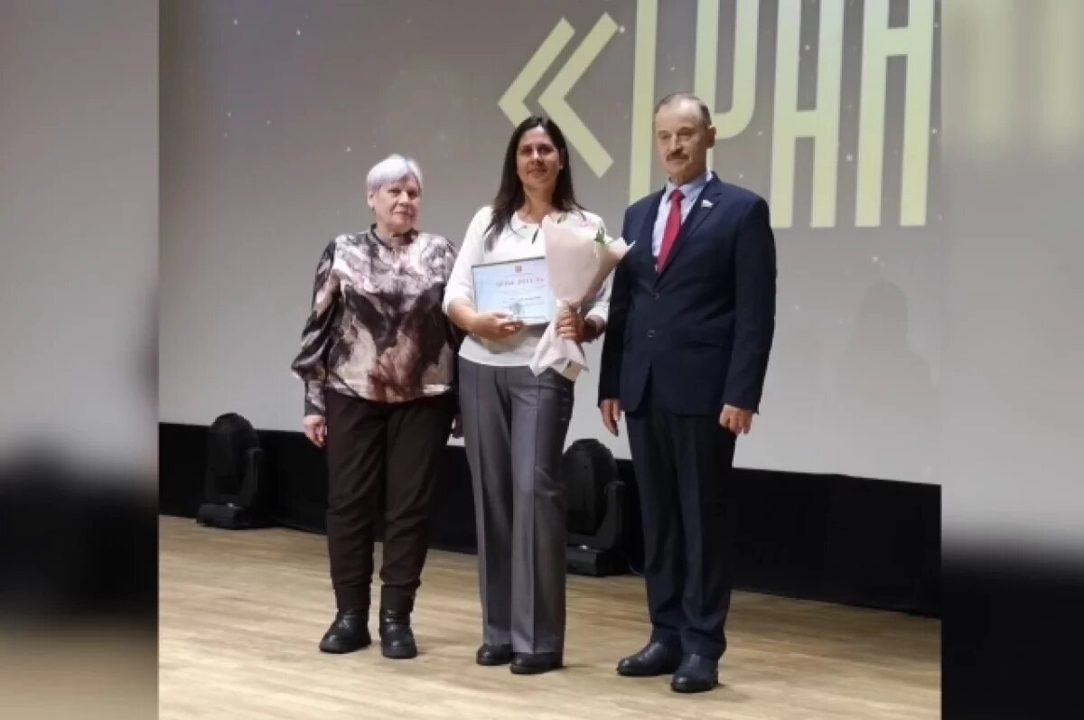    Награду журналисту «АиФ в Твери» Елене Семко вручили председатель Совета ТОС «Лоцманенко» Валентина Цветкова и депутат Государственной Думы России Сергей Веремеенко.