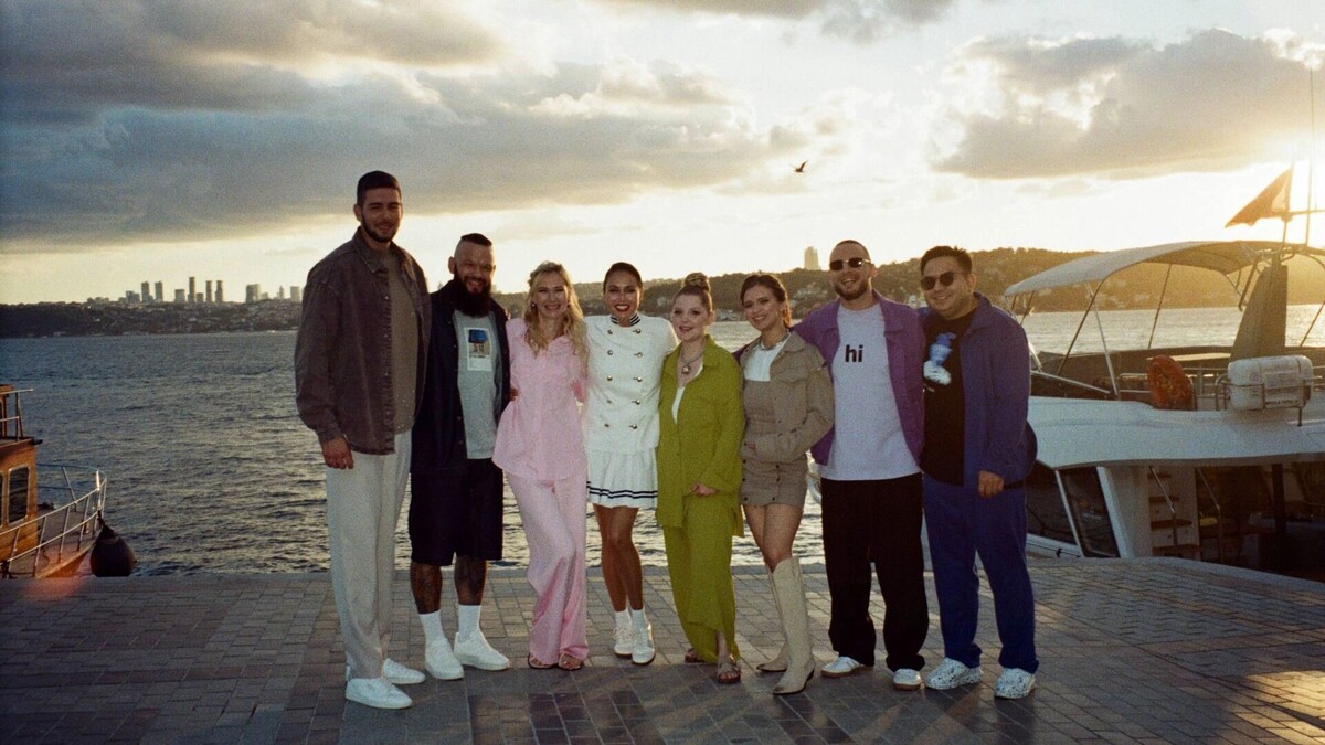    Участники шоу «Выжить в Стамбуле» вместе с Ляйсан Утяшевой   ТНТ